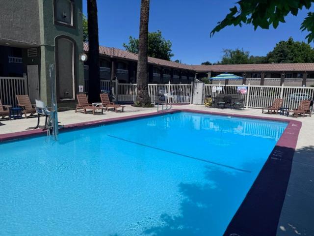 Travelodge By Wyndham Redding Ca Esterno foto